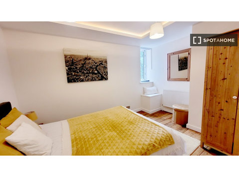 Stanze in affitto in appartamento con 2 camere da letto a… - Appartamenti