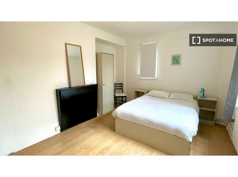 Se alquilan habitaciones en un apartamento de 3 dormitorios… - Pisos