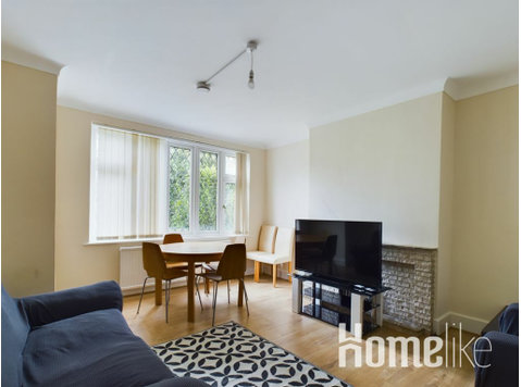 Semi-detached 4 bed | 1.5 bath with garden and parking - Apartments