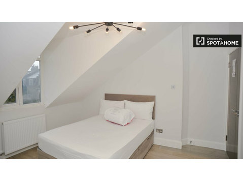Studio apartment for rent in Earl's Court, London - Byty