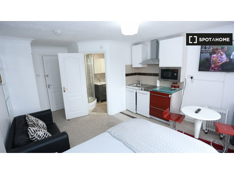 Studio for Rent with Central Heating in Thamesmead, London - குடியிருப்புகள்  