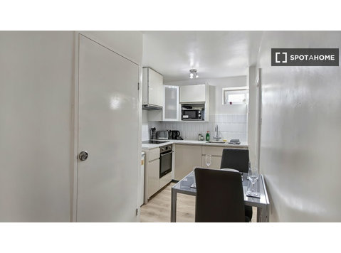 Studio for rent in Custom House, London - Căn hộ