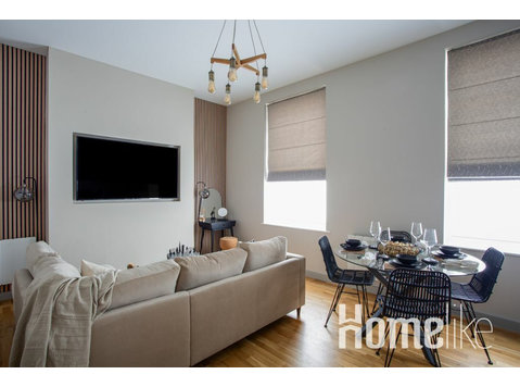 Stunning 2 bed apartment + gorgeous roof terrace - דירות