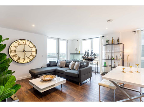 Stunning Brentford Penthouse - Apartments