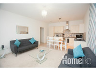 Centrally Located, Luxury Two Bedroom Apartment with… - דירות