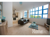 Centrally Located, Luxury Two Bedroom Apartment with… - דירות