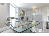 Luxury Two Bedroom Apartment with En-suite in Swindon - Korterid