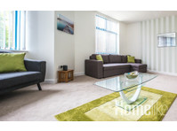 Luxury Two Bedroom Apartment with En-suite in Swindon - דירות