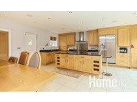 Magnificent Bourton-on-the-Water Home - דירות
