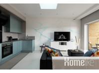 Top-Floor Apartment Living - Apartmani