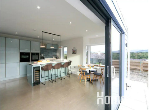 Large Modern Home in Bangor - Apartments