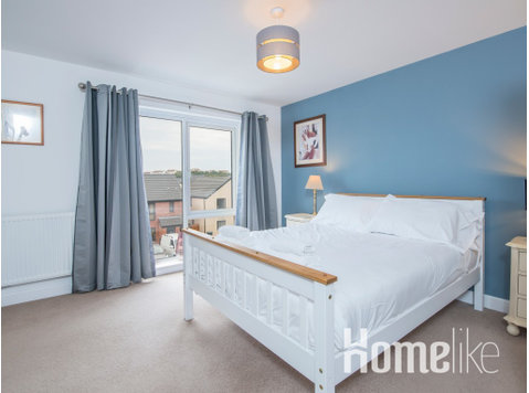 Spacious 4-Bedroom town house with Parking - Apartments