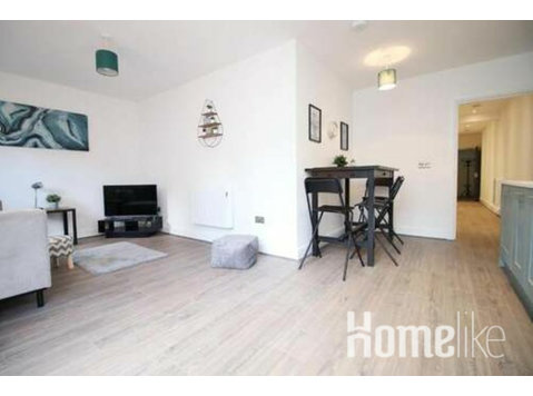 Spacious 2 Bedroom Apartment with Free parking - דירות