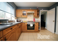 Spacious 4 bedroom House in Cardiff - Free Parking for 3… - דירות