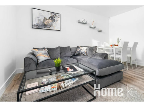 Luxury Two Bedroom with Balcony & Parking- Smethwick - דירות