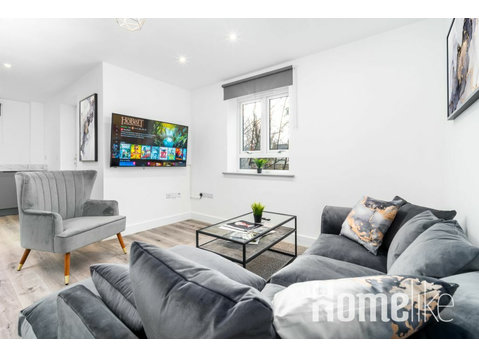 Luxury Two Bedroom with Balcony & Parking- Smethwick - Lejligheder