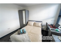 Privates Zimmer mit Bad und 58-Zoll-Fernseher in der Nähe… - WGs/Zimmer