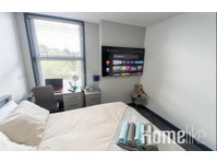 Privékamer met eigen badkamer en 58-inch tv in de buurt van… - Woning delen