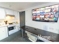 Brand new studio 10 mins from QE with big kitchen! - Apartamente