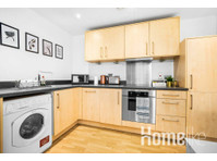 City Centre Apartment with Secure Parking - דירות