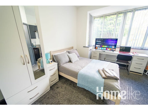 Cosy Compact studio right by UOB! - Apartments