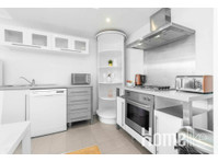 Luxury 2 Bed Apartment with Parking - Станови