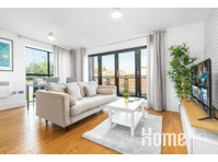 Luxury 2 Bed Apartment with Secure Parking - דירות