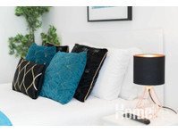 Luxury 3 Bedroom Apartment - Patio - WiFi - Smart TV - شقق