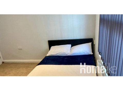 Spacious Room with Private Bathroom in Coventry - شقق