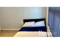 Spacious Room with Private Bathroom in Coventry - דירות