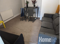 Spacious Room with Private Bathroom in Coventry - דירות
