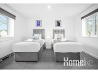 Luxury 2 Bed Apartment - Parking - Smart TV - WIFI - Lejligheder