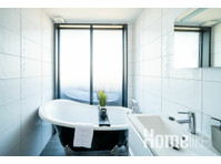 Luxurious 2-Bedroom Penthouse Apartment - Asunnot