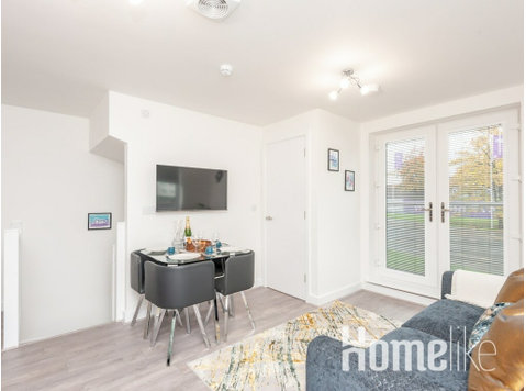 Horsforth Haven - Brand New Townhouse With Balcony - Apartments