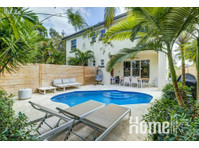 Superbe maison avec piscine chauffée, grill, plage - Appartements