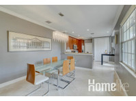 Stunning Home with Heated Pool, Grill, Beach - דירות