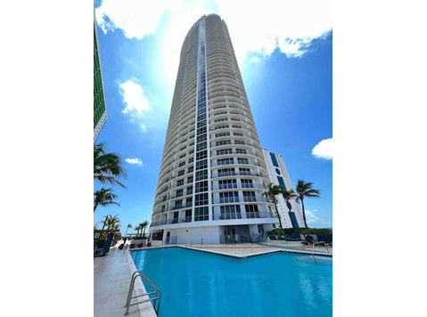 N Bayshore Dr, Miami - Apartments