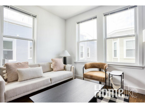 Sunny East Cambridge 3BR w/ W/D, steps from Lechmere - Leiligheter