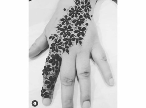 Henna Artist available in Kuwait - Home: Other