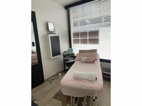 Room in a salon for Rent - Sonstiges