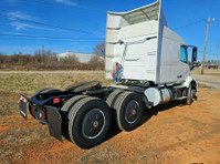 2022 Volvo Vnr sleeper cab semi truck (1) - Doğrudan Satış